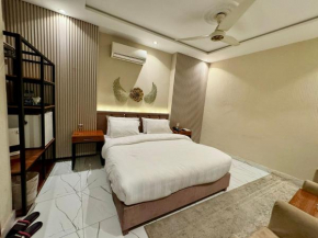 New Shelton Boulevard Crossroad Hotel
